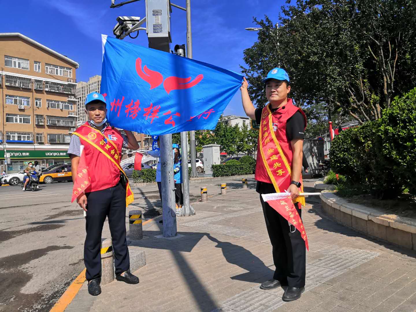 <strong>男的把jb插入女的粉嫩的b</strong>